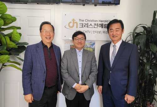 한국 실천신학대학원대학교 종교사회학/사회학 박사이며 21세기교회연구소장 정재영교수가 지난 4월24일  본사를 방문했다.정재영교수는 국제개혁신학대학대학원의 박사학위 코스 인텐시브코스 강사로 미국을 방문중이며 5060세대의 신앙생활과 의식조사 세미나을 통해 수렴 분석한 자료를 발표했다.사진:왼쪽부터 본사대표 이성우목사,정재영교수, 양준호회장 